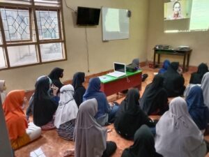 Santri Putri IMMIM saat mengikuti Webinar Program Pesantren Sehat. (foto: ist/blogsantri)