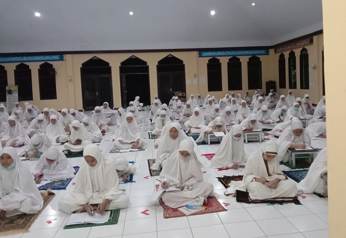 Di Masjid (foto: ist/blogsantri)