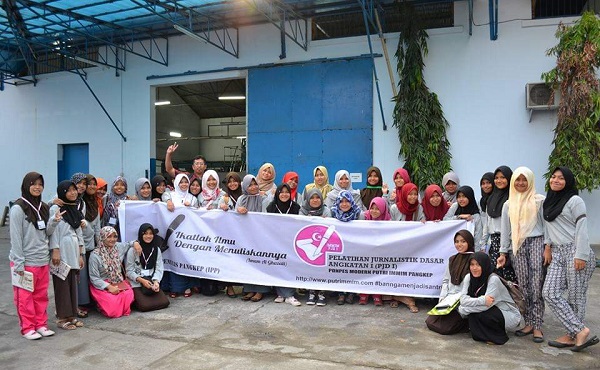 Santriwati Putri IMMIM Angkatan Bravery016 saat belajar Jurnalistik di Kantor Redaksi Harian Tribun Timur Makassar. (foto: ist/blogsantri)