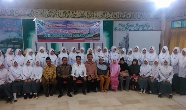 PMR Unit Ponpes Modern Putri IMMIM Pangkep terbentuk di Periode Bravery016 memegang Kepengurusan OSIS/ISPM. Foto Angkatan I PMR foto bersama dengan Ketua PMI Kabupaten, Pengurus Yayasan, Para Kepala Sekolah dan Pembina. (foto: ist/blogsantri) 
