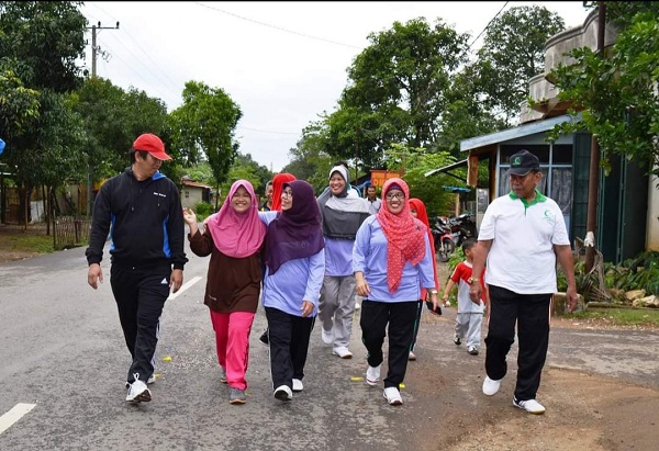Salah satu personil Bravery016, Ayu Hartati Bakri dipeluk Ketua Yayasan, Dra Hj Sri Hajati Fachrul Islam saat berjalan bersama dalam Jalan Santai Perayaan Milad Ponpes Modern Putri IMMIM Pangkep. (foto: ist/blogsantri)