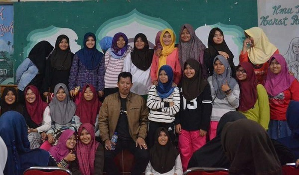 Foto bersama usai menggelar Workshop Penulisan Puisi dan Cerpen. (foto: ist/blogsantri)