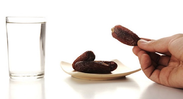 Kurma dan Air Putih hangat saat berbuka puasa. (foto: ist/blogsantri)