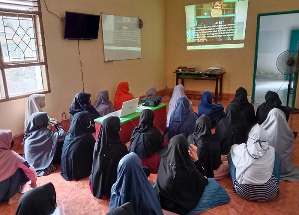 Kegiatan Santriwati mengikuti Webinar di Ruang Hotspot Center. (foto: ist/*)