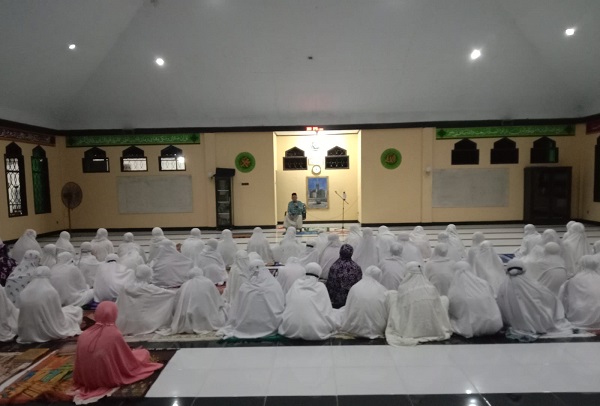 Pengajian di Masjid Ashabul Kahfi, Ponpes Modern Putri IMMIM Pangkep. (foto: ist/blogsantri)