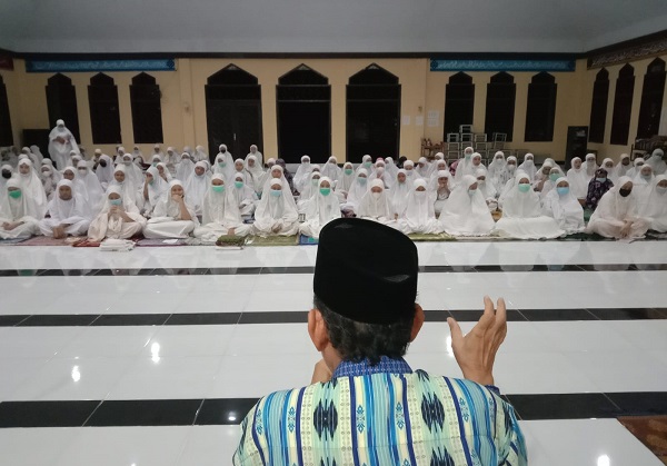 Pengajian di Masjid Ashabul Kahfi, Ponpes Modern Putri IMMIM Pangkep. (foto: ist/blogsantri)