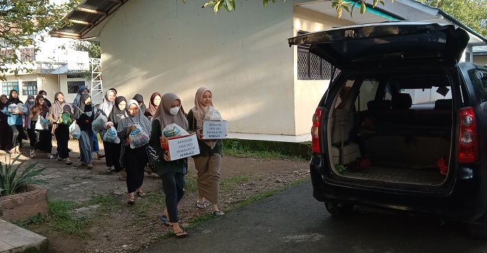 Beberapa Santriwati Putri IMMIM diizinkan keluar kampus untuk berbagi dan peduli, menyalurkan bantuan untuk warga sekitar pesantren yang terdampak Banjir Bandang, 5-7 Desember 2021 lalu. (foto: ist/palontaraq)