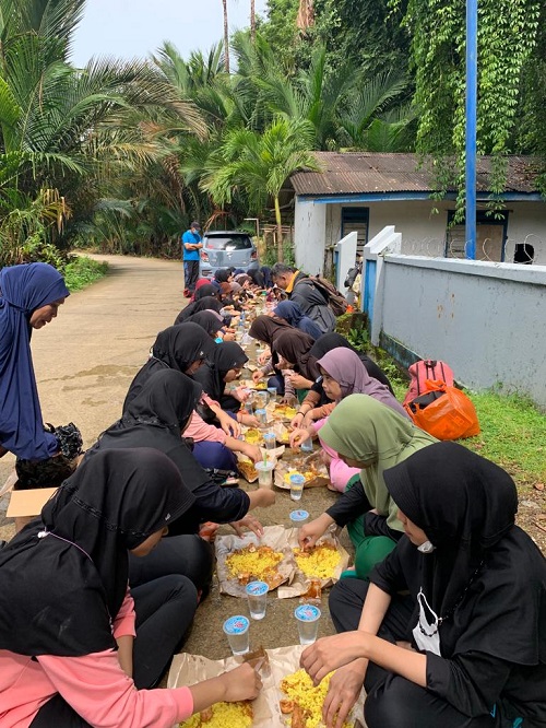 Makan dulu, sebelum kembali ke Pondok. (foto: ist/*)