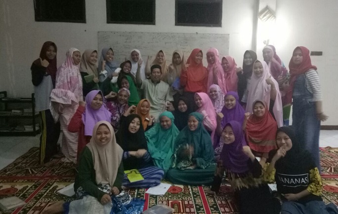 Foto bersama usai Pembekalan Orientasi Jurusan kepada Santriwati Kelas VI di Mesjid Ashabul Kahfi. (foto: ist/*)