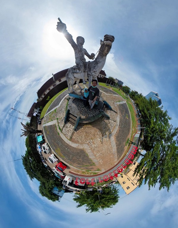 Narzis di depan Fort Rotterdam dengan Kamera 360'. (foto: ist/*)