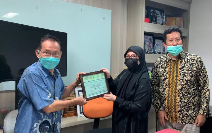 Wapimred Tribun Timur, Ronald Ngantung menerima Penghargaan dan tanda Ucapan terima kasih dari Wakil Ketua YASDIC IMMIM Pangkep, Munjiyah Mayangsari Taufiq didampingi Humas Pesantren, Muhammad Farid Wajdi. (foto: ist/*)