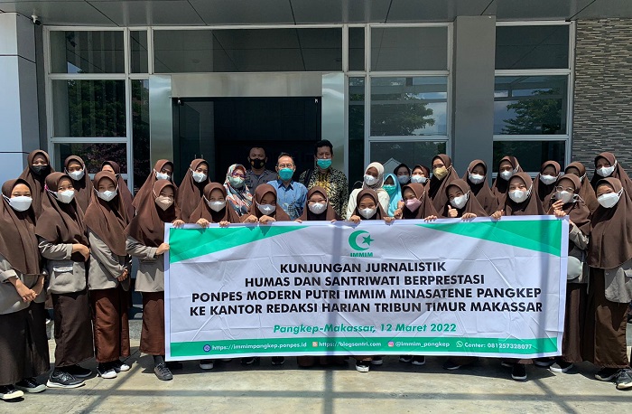 Kunjungan Jurnalistik Humas dan Santriwati Berprestasi ke Redaksi Tribun Timur. (foto: ist/*)