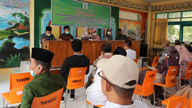 Silaturrahim Pengasuh Pesantren dengan Orangtua Santriwati Baru Ponpes Modern Putri IMMIM Pangkep TP. 2022/2023