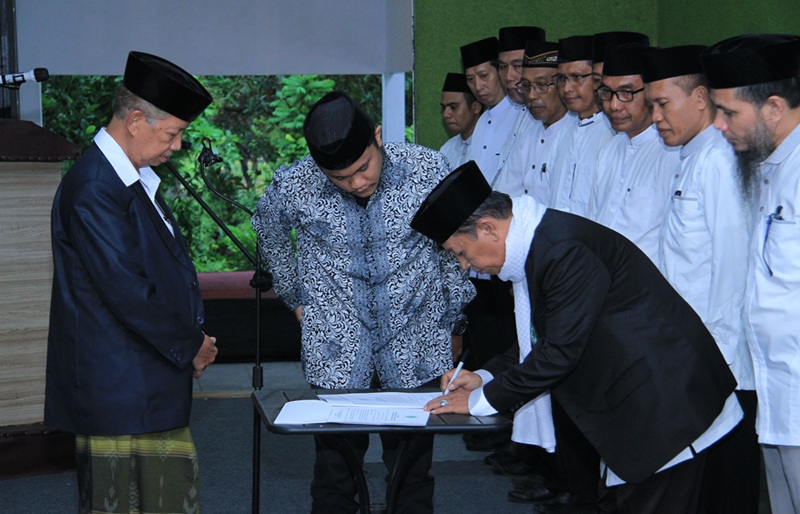 Ketua MUI Sulsel, Prof Dr KH Najamuddin Abd Safa Lc MA mengukuhan Pengurus MUI Kab. Pangkep, 17 Desember 2024. (foto: ist/*)