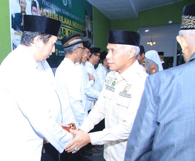 Ust. Muhammad Farid Wajdi disalami Wabup Pangkep H Syahban Sammana, SH. (foto: ist/*)