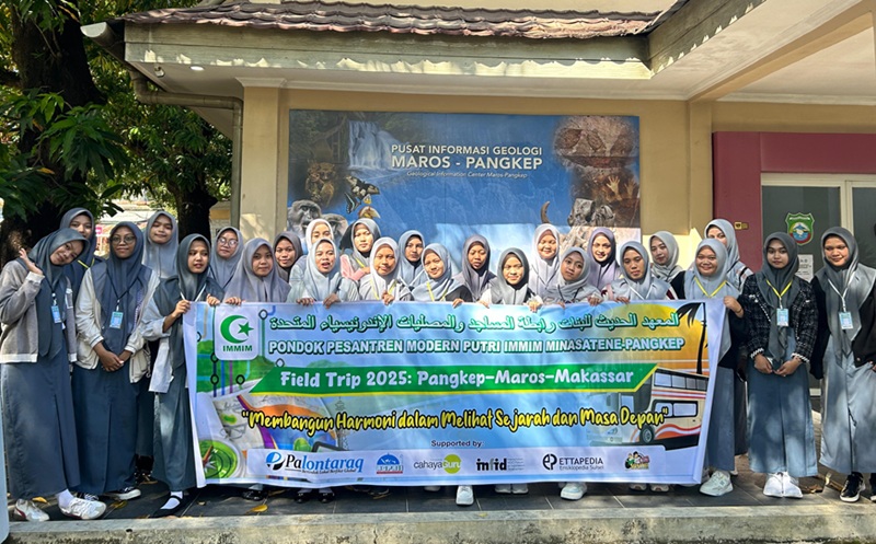 Narzis sebelum memasuk Ruang Pusat Informasi Geologi (PIG) Maros-Pangkep. (foto: ist/*)