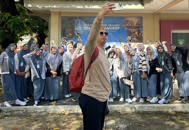 Narzis sebelum memasuk Ruang Pusat Informasi Geologi (PIG) Maros-Pangkep. (foto: ist/*)
